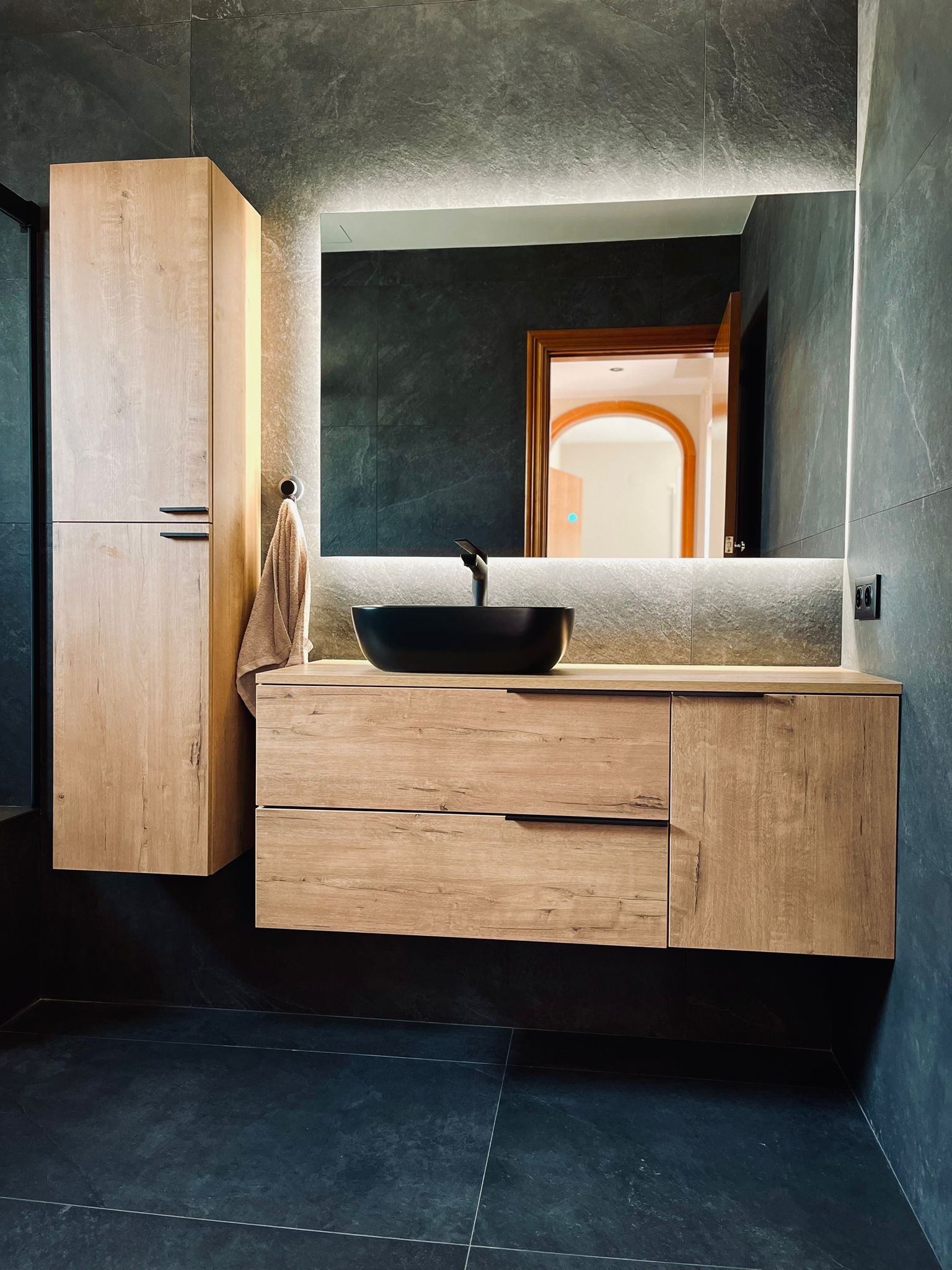 Reforma baño tejero_Mueble madera_porcelánico gris oscuro