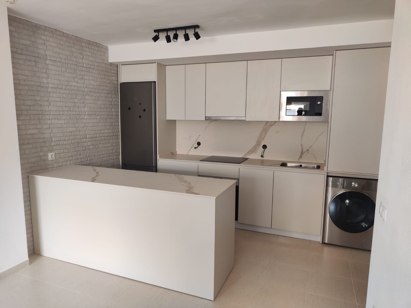 Reforma de cocian en tonos hueso y blancos